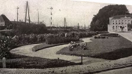 <p>Na de aanleg van de kade langs het spoortalud werd, waarschijnlijk tussen 1925 en 1928, de particuliere sier- en bloementuin van de Walraadshof opnieuw ingericht met gebogen paden en rozen. De foto is niet gedateerd, maar zal voor 1930 genomen zijn (RAZ beeldbank). </p>
